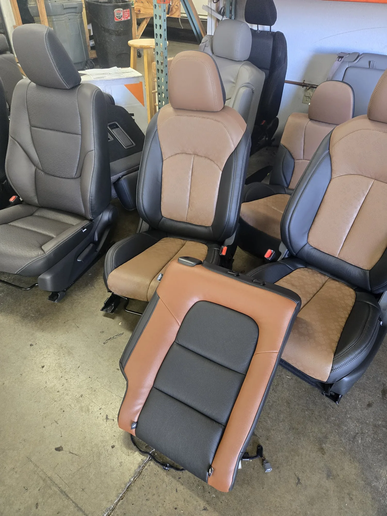 Muestras de asientos Katzkin para diferentes vehículos — Chevy Silverado, Subaru Forester y Ford Bronco