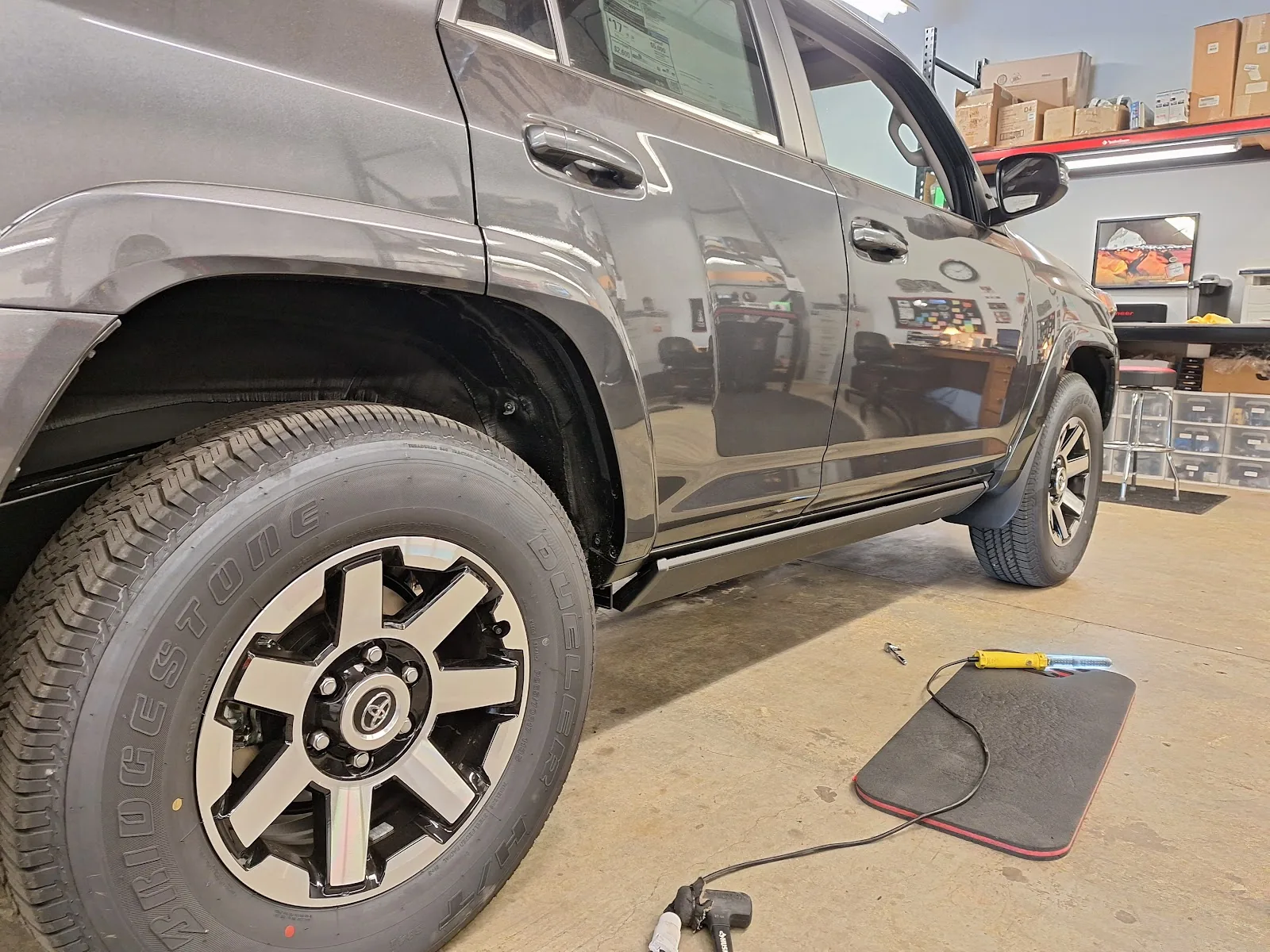 Instalación de estribos eléctricos en progreso en nuestro taller en Beaverton, Oregon