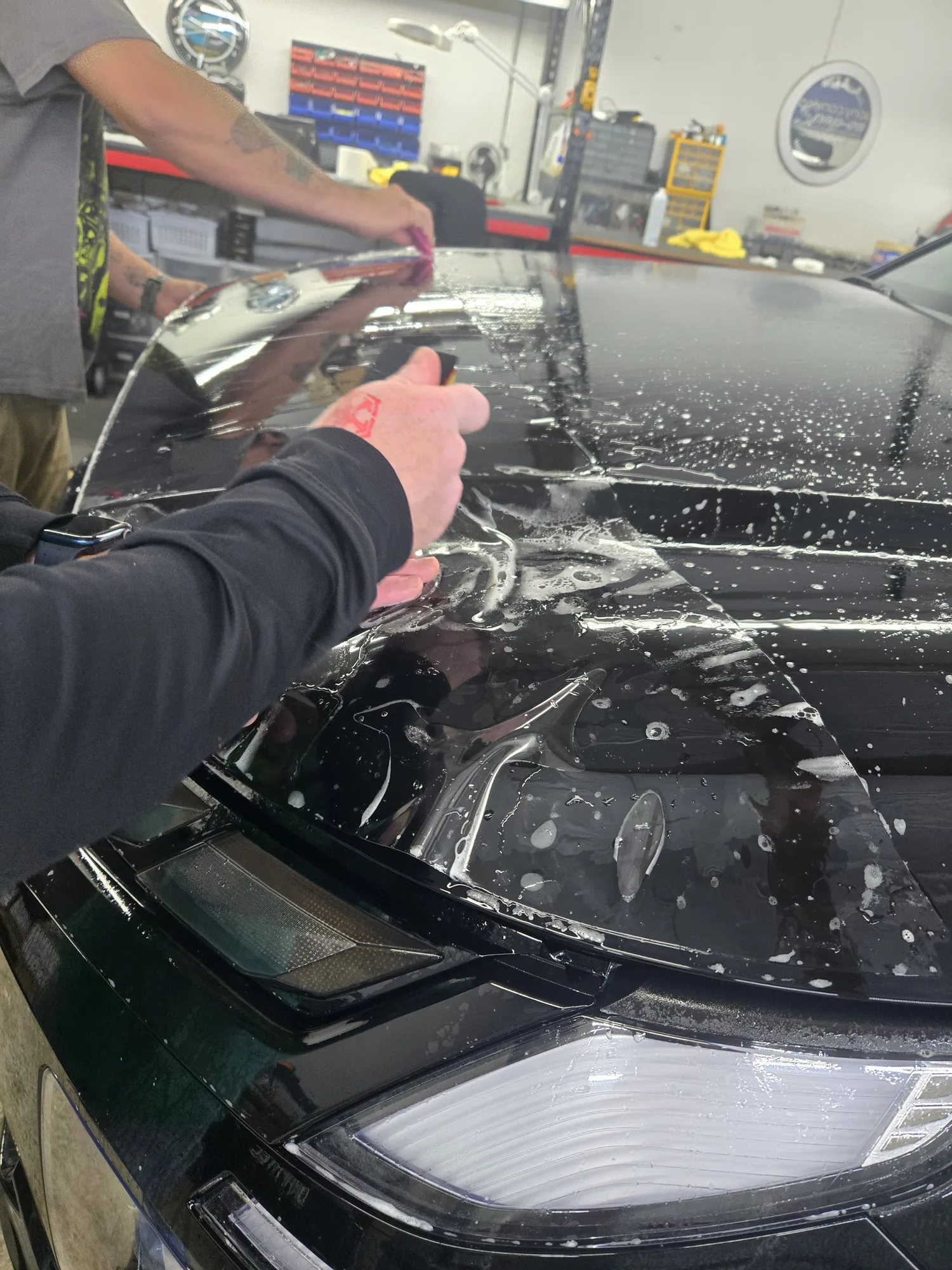 Película protectora de pintura Llumar Platinum siendo instalada en un Toyota RAV4