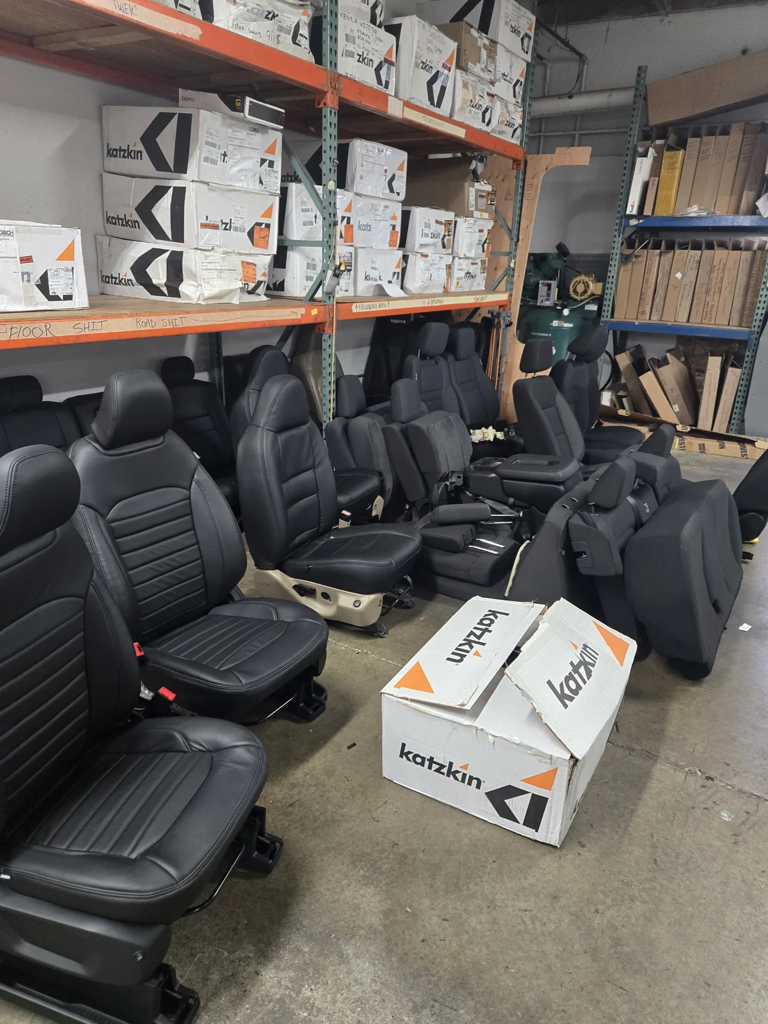 Dentro de nuestro taller en Beaverton — cajas Katzkin en el estante y asientos recogidos del corredor de la I-5 en un solo día
