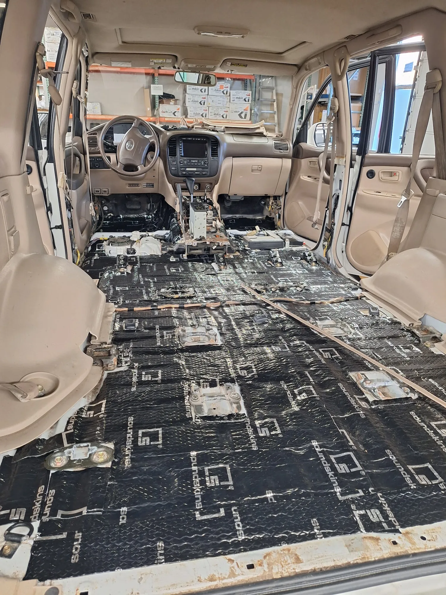 Aislamiento acústico instalado en un Land Cruiser antes de la nueva alfombra y los asientos de piel Katzkin