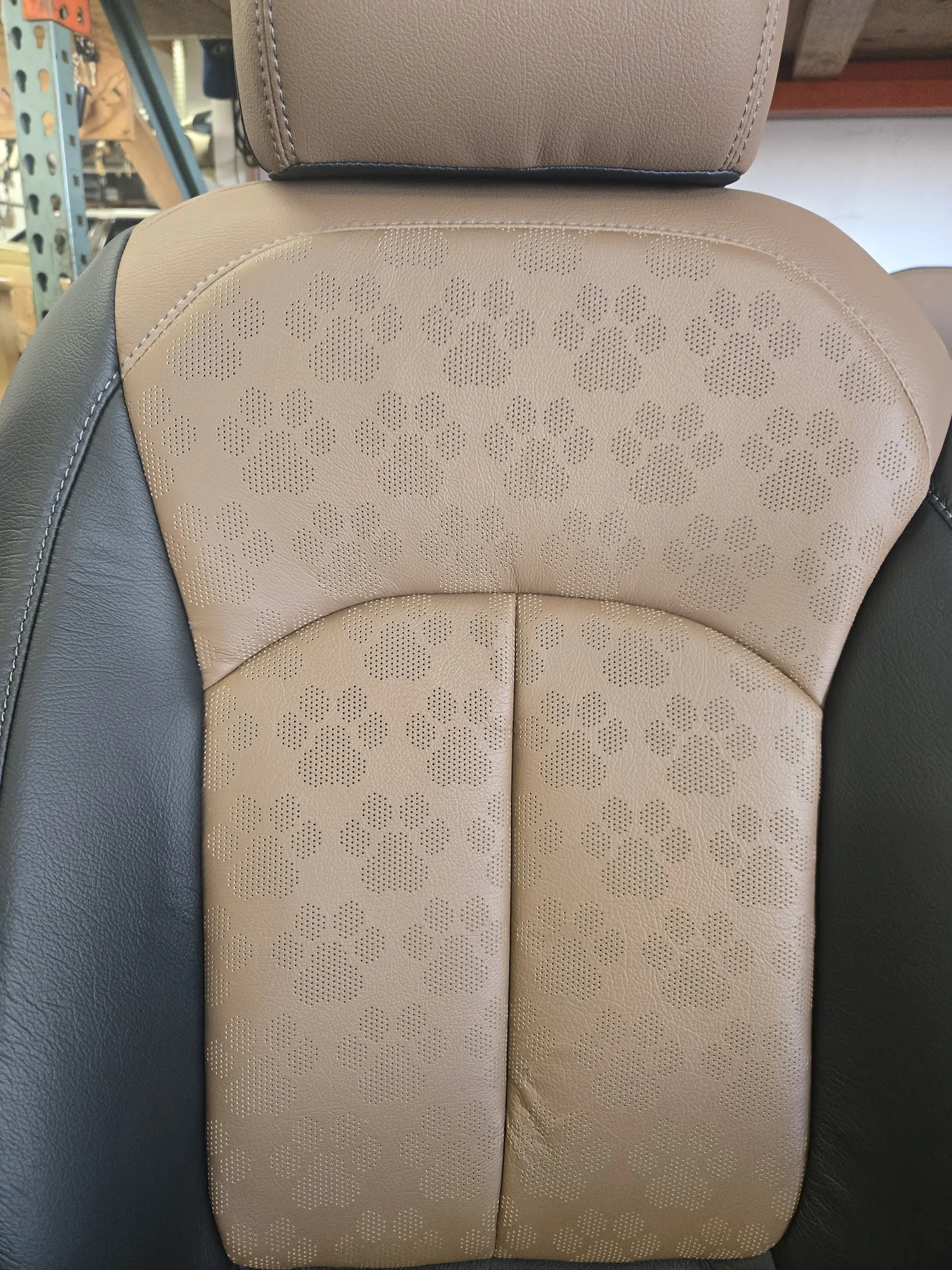 Piel Katzkin TekPerf con diseño de huellas de pata en un Subaru Forester