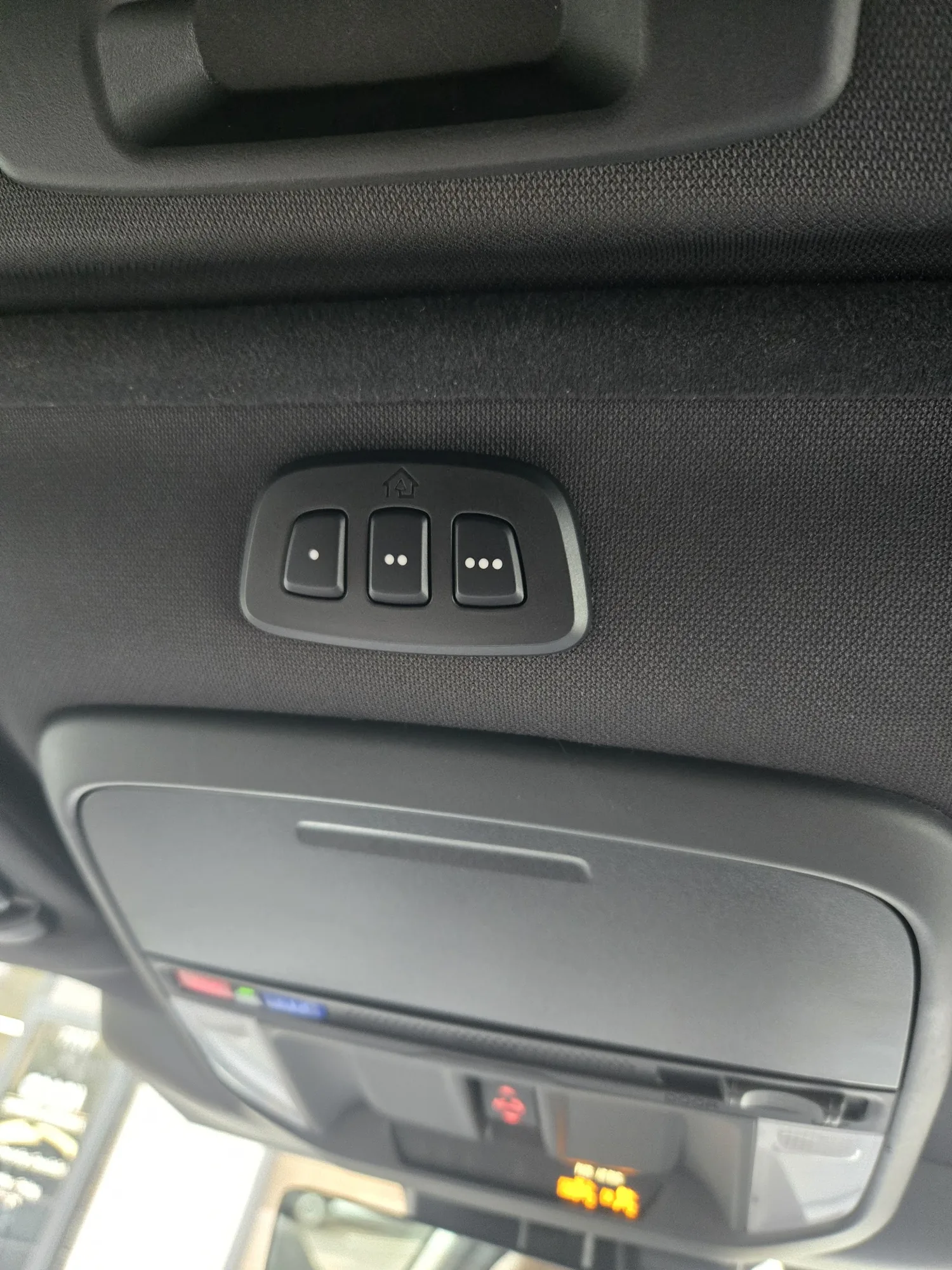 Control de puerta de garaje HomeLink instalado en un Subaru